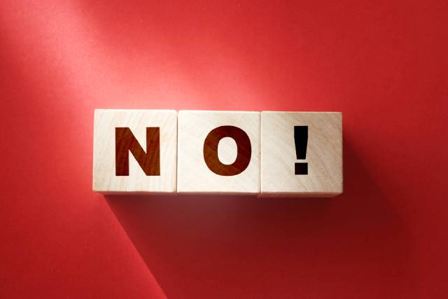 「No!」と書いてあるブロック
