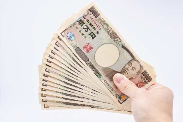 一万円札をもつ手