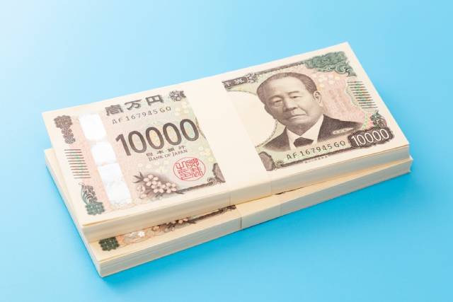水色の背景に一万円札の束2つ