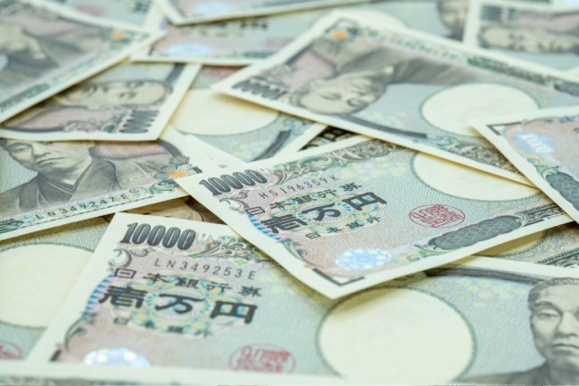 大量の一万円札が散らばっている