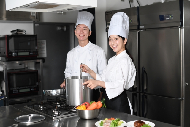 料理を作る男性と女性