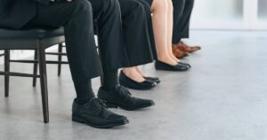 就職活動中の男性と女性の足元のクローズアップ
