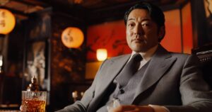 1人でウイスキーを飲むかっぷくのいい男性