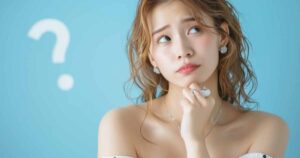 考える様子のキャバ嬢とクエスチョンマーク