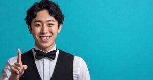 人差し指を上にむけて「ポイント」をあらわすキャバクラのボーイ