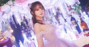 薄い紫色のドレスを着たキャバ嬢がこちらを見ている様子