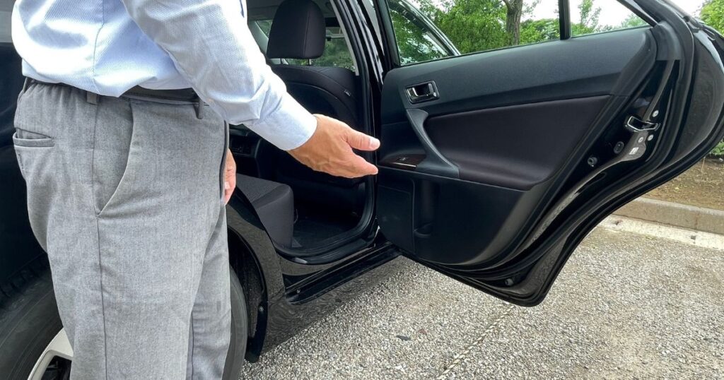 車に誘導する男性のようす