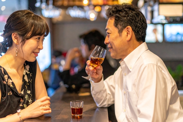 キャバクラとスナックの違いとは？仕事内容や給料、メリット 