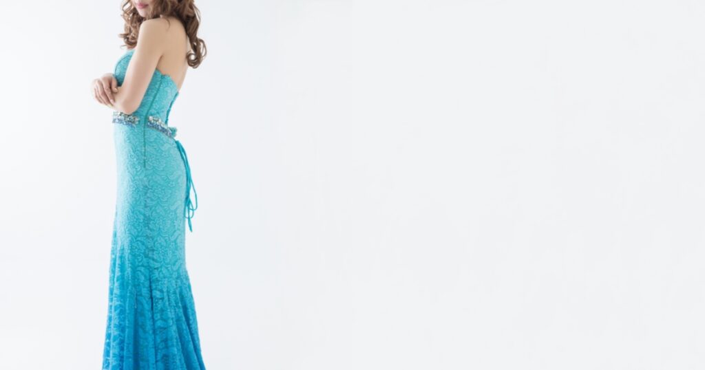 青色のロングドレスを着た女性