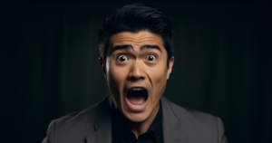 黒い背景と怒り顔のスーツの男性