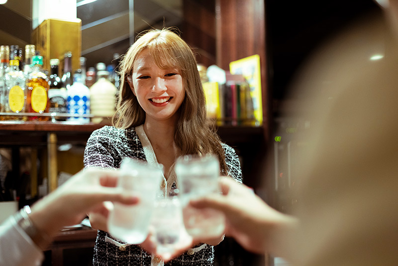 ガールズバーとスナックの違いとは？キャストの年齢・時給・仕事内容 体入ドットコム PLUS
