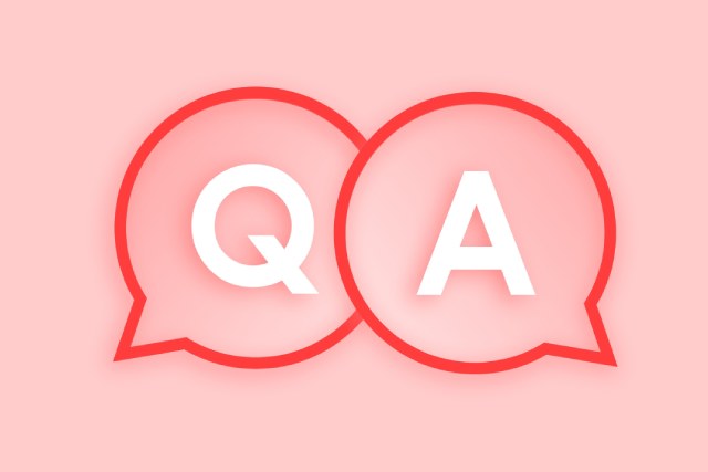 ピンク色の背景にQAの文字