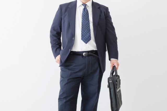 スーツ姿の父親