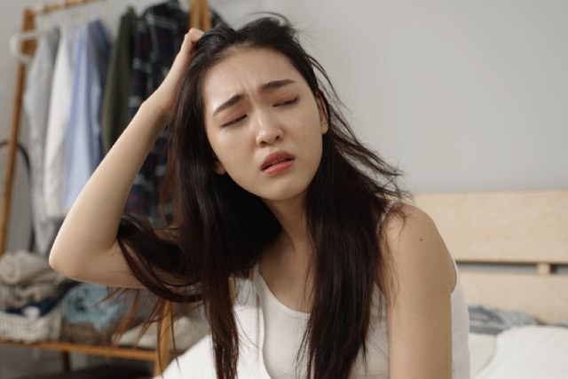 二日酔いの様子の若い日本人女性