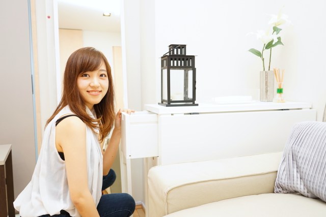 一人暮らしをする若い日本人の女性