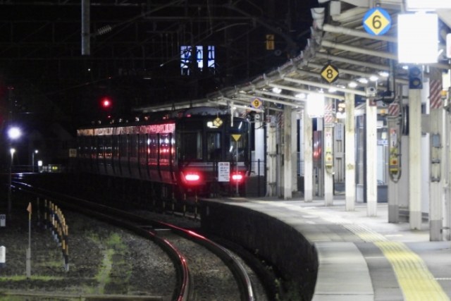 夜の電車のホーム