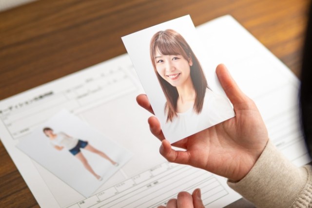 芸能オーディションの写真と履歴書