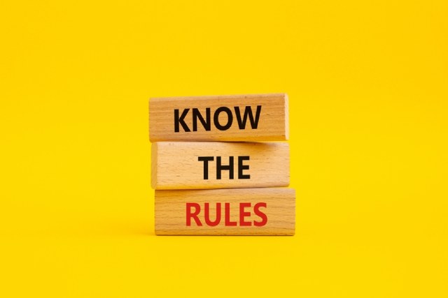 ”KNOW THE RULES”の文字が書いてある木のブロック