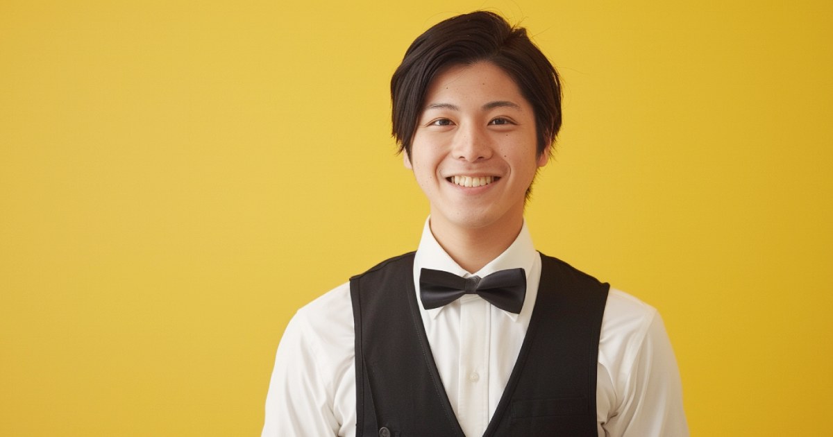 黒いベストを着て黒い蝶ネクタイを付けた男性