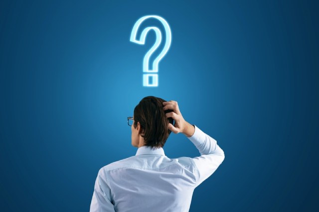 頭の上にクエスチョンマークを浮かべるスーツの男性