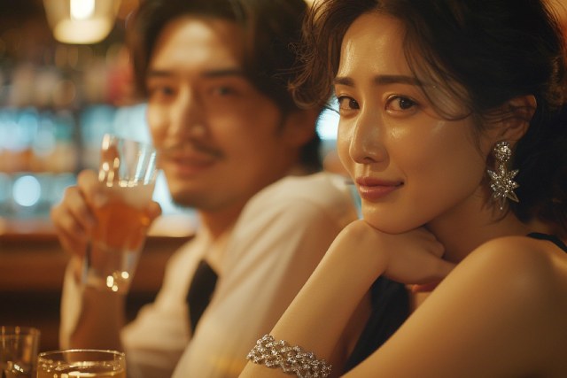 バーのカウンターで飲む男女