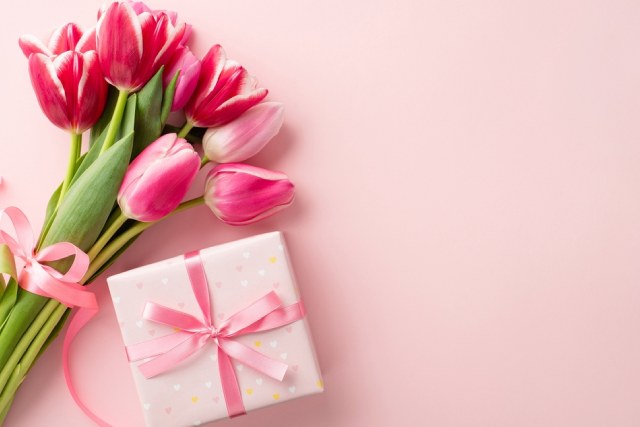 チューリップの花束とピンクの箱に入ったプレゼント