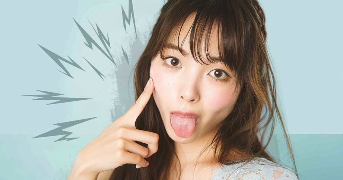 ベロをだしてふざけた様子の若い女性