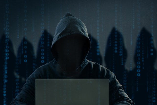 インターネットでストーカー行為をする人