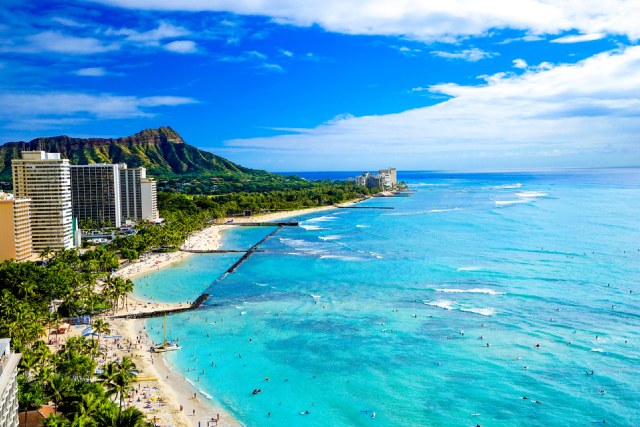 ハワイのワイキキビーチと青い空と海沿いのホテル