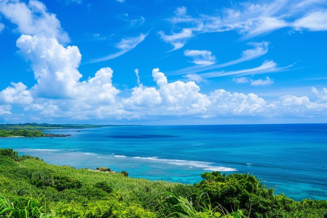沖縄県石垣島の綺麗な海と青空