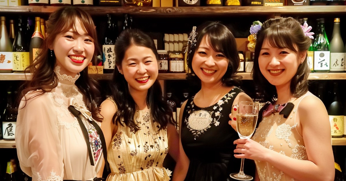 スナックで働く20代から30代の4人の日本人女性が笑顔で立っている