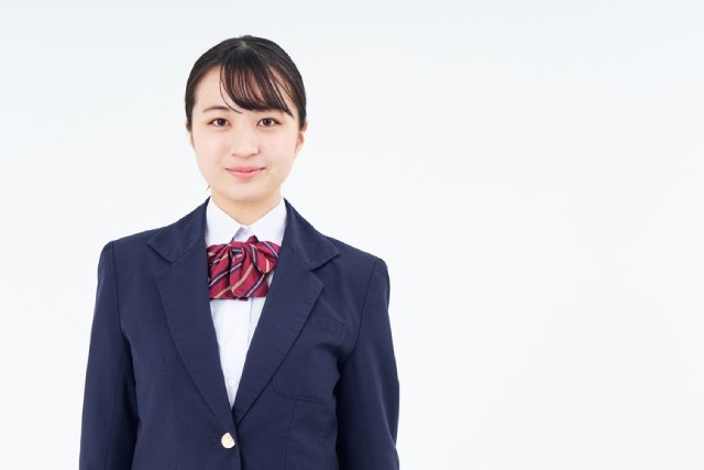 制服を着た日本の女子高生