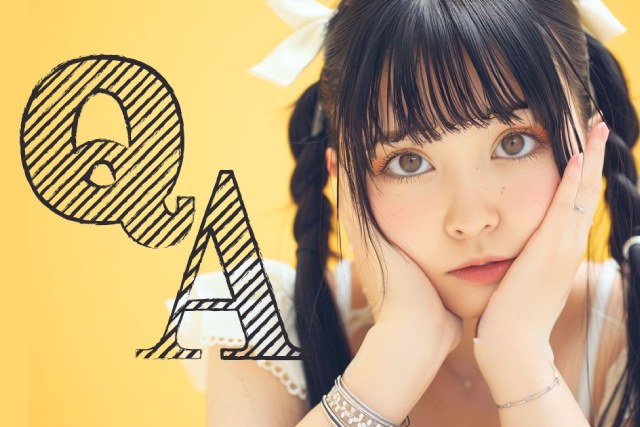 ピンクの背景とメイド服を着ている三つ編みの黒髪の若い女性とQAの文字