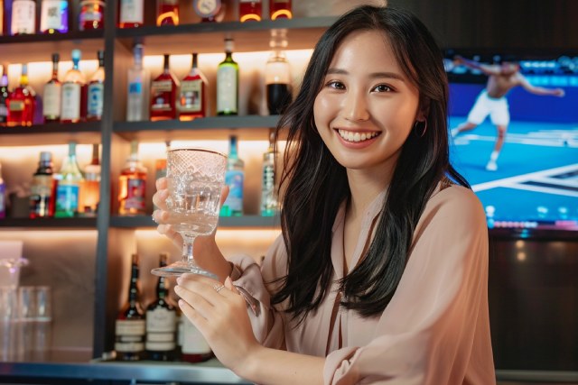 ガールズバーでバイトする笑顔の女子大生