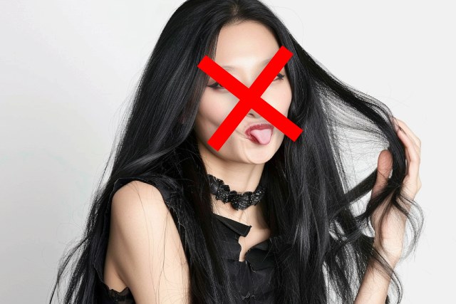 ふざけた表情で舌を出す黒髪の日本人女性