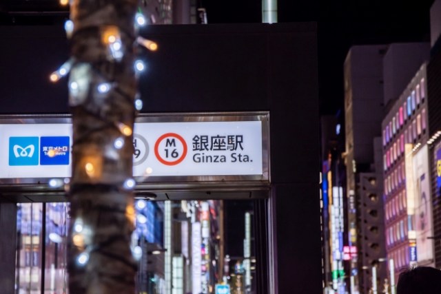 夜の銀座駅