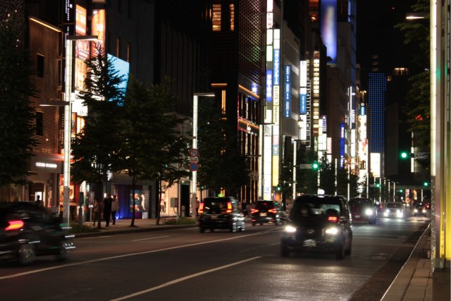 夜の街と走る車