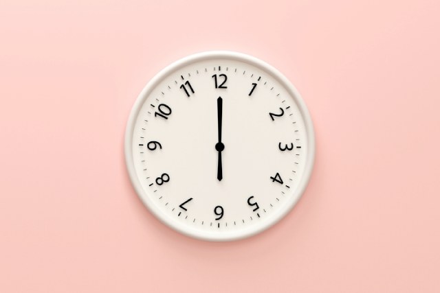 ピンク色の背景と時計