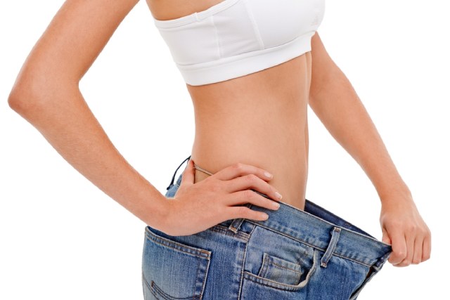 ブカブカなデニムを履くダイエットに成功した女性のウエスト