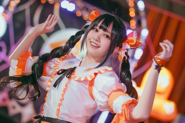 イベントでダンスを踊るコンカフェ嬢