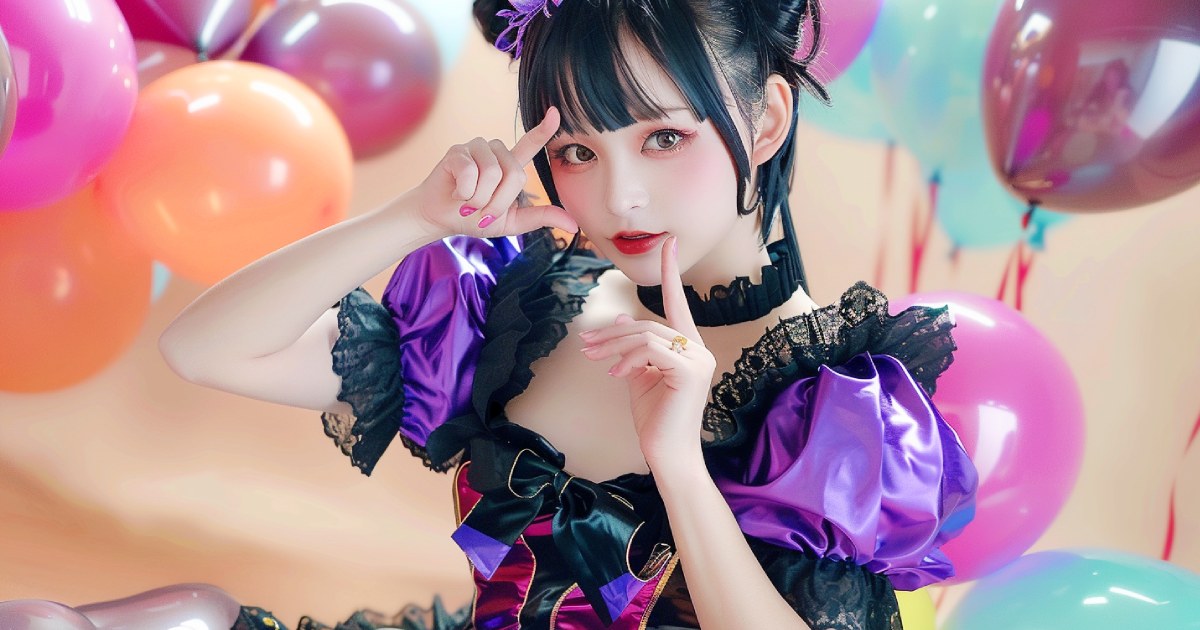 イベントの風船が浮かぶ店内でポーズを決める黒髪のコンカフェ嬢