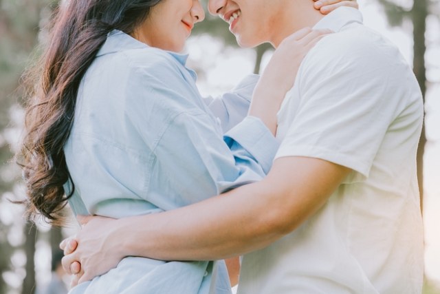 恋人のように男女が抱き合い様子