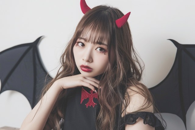 悪魔のコスプレをしたウェーブ髪の若いキャバ嬢