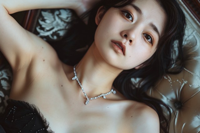 黒いドレスを着て寝転ぶ黒髪のキャバ嬢