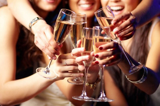 お酒を複数人で飲む女性たち