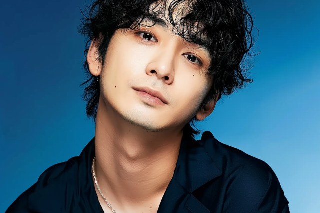 黒いシャツを着た20代のハンサムな日本人男性