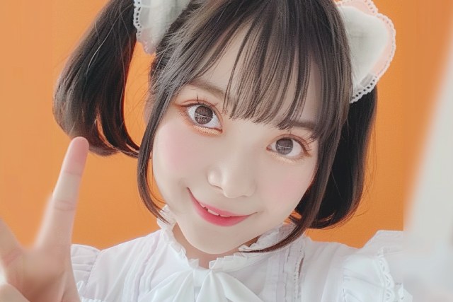 ツインテールのコンカフェ嬢がピースをしている様子