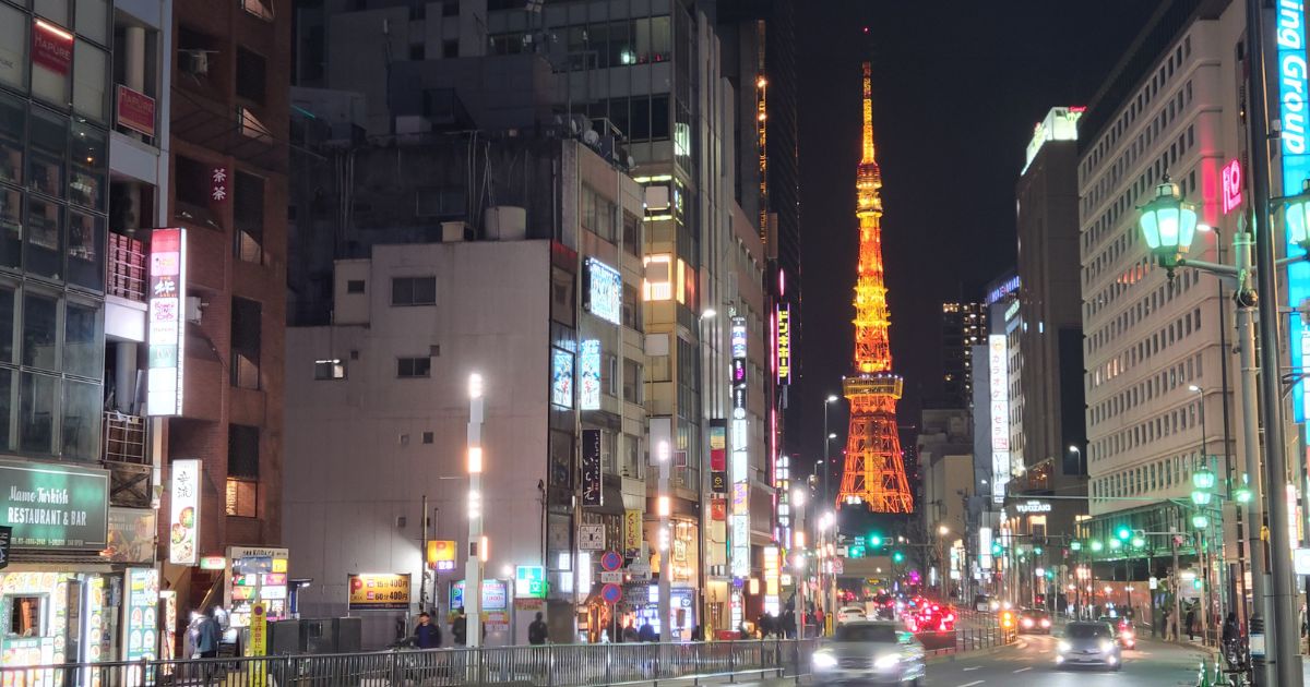 東京タワーが見える港区六本木の夜の街並み