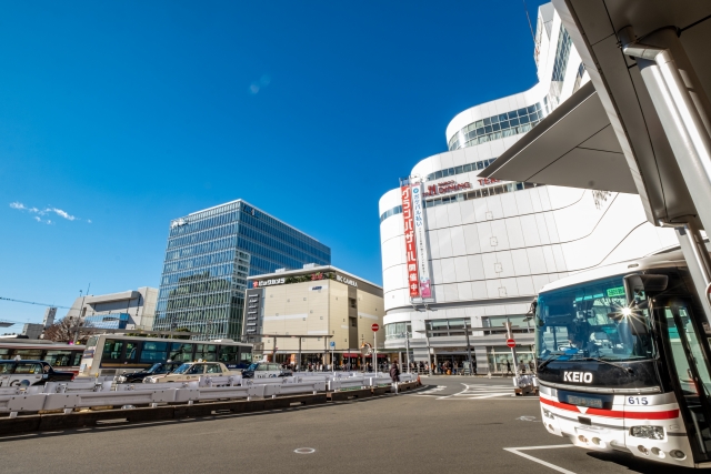 昼間の調布駅周辺の風景