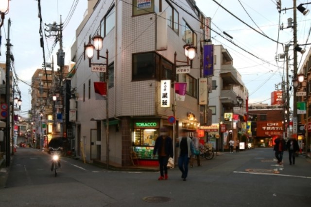 夕方の国分寺駅周辺の風景